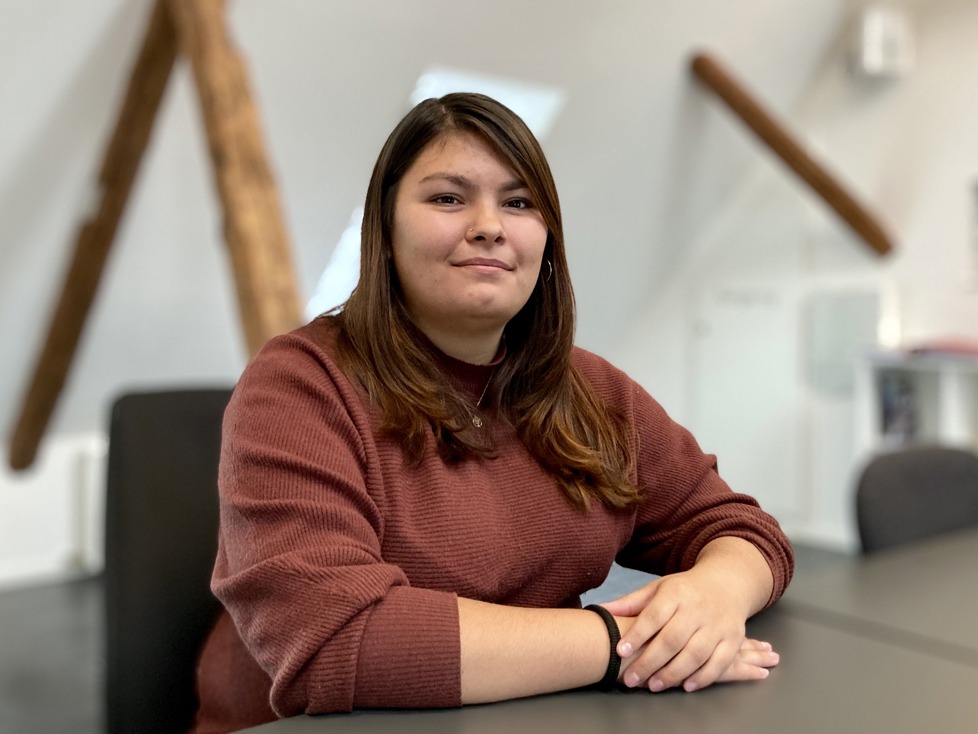 Charlotte har tegnsprogstolk med på truckkursus